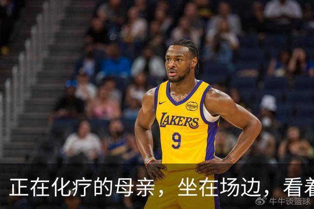正在化疗的母亲，坐在场边，看着儿子穿上勇士球衣